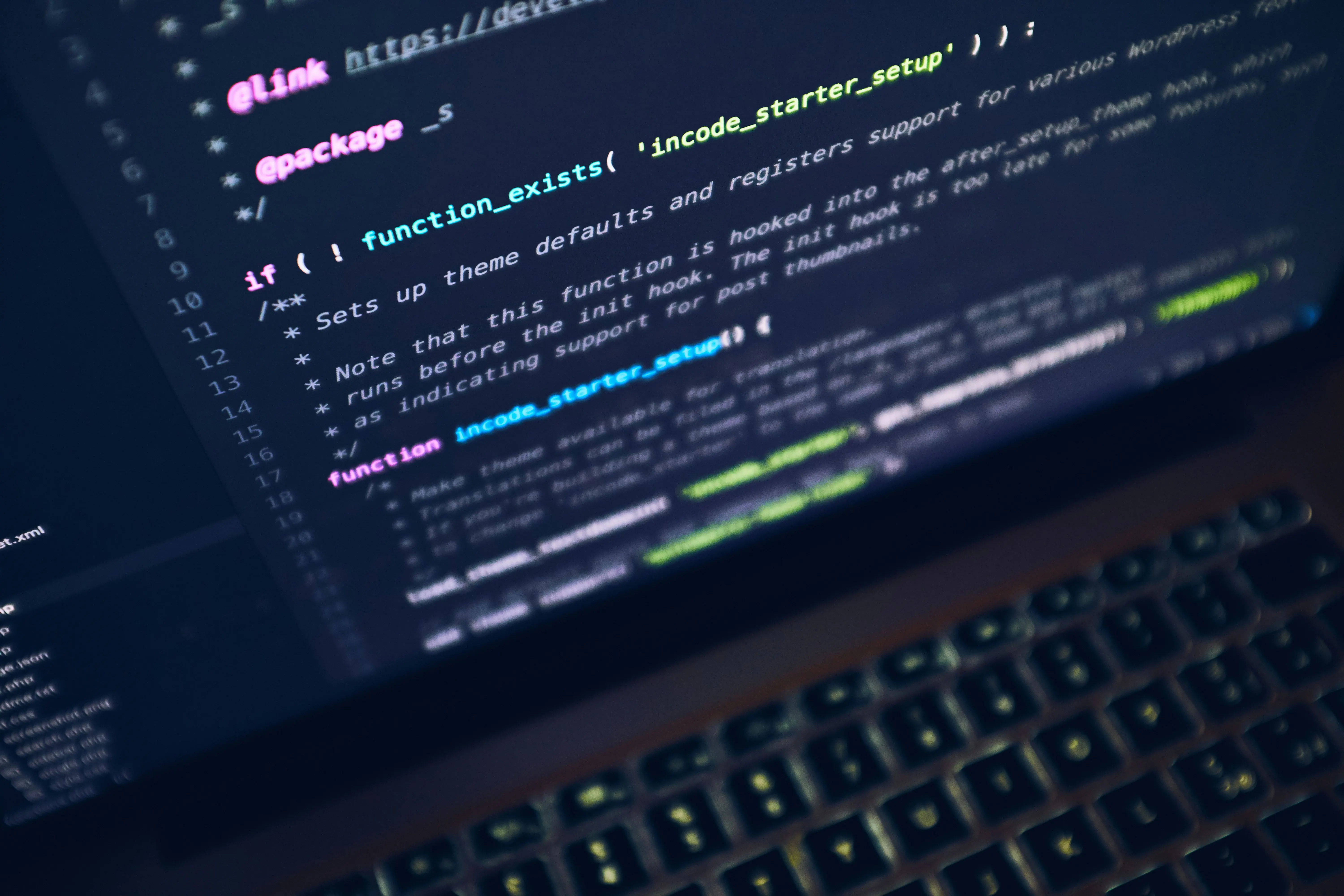Pantalla con código en tonos azul y cian sobre editor oscuro